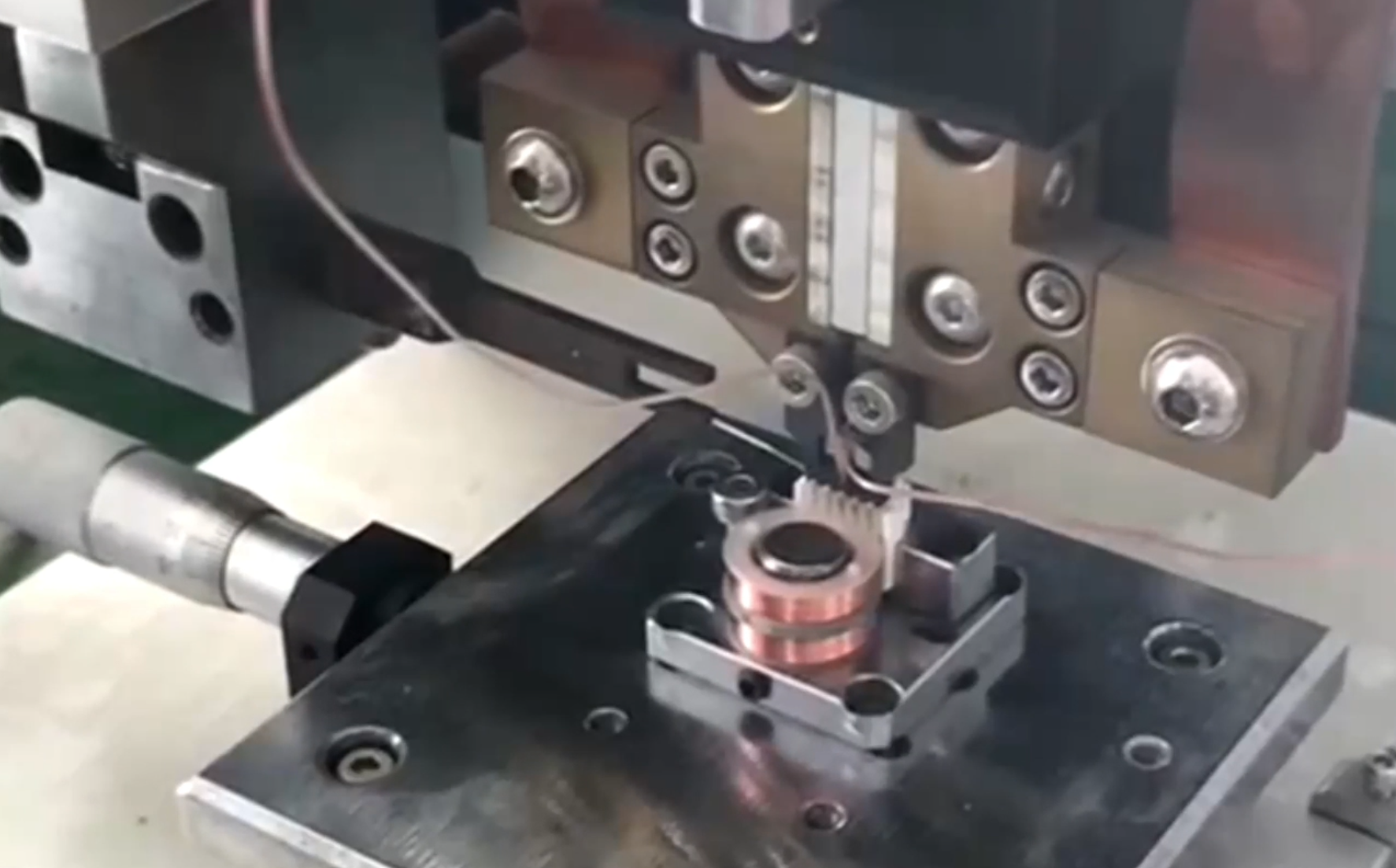 全自动送锡丝焊接机焊接视频